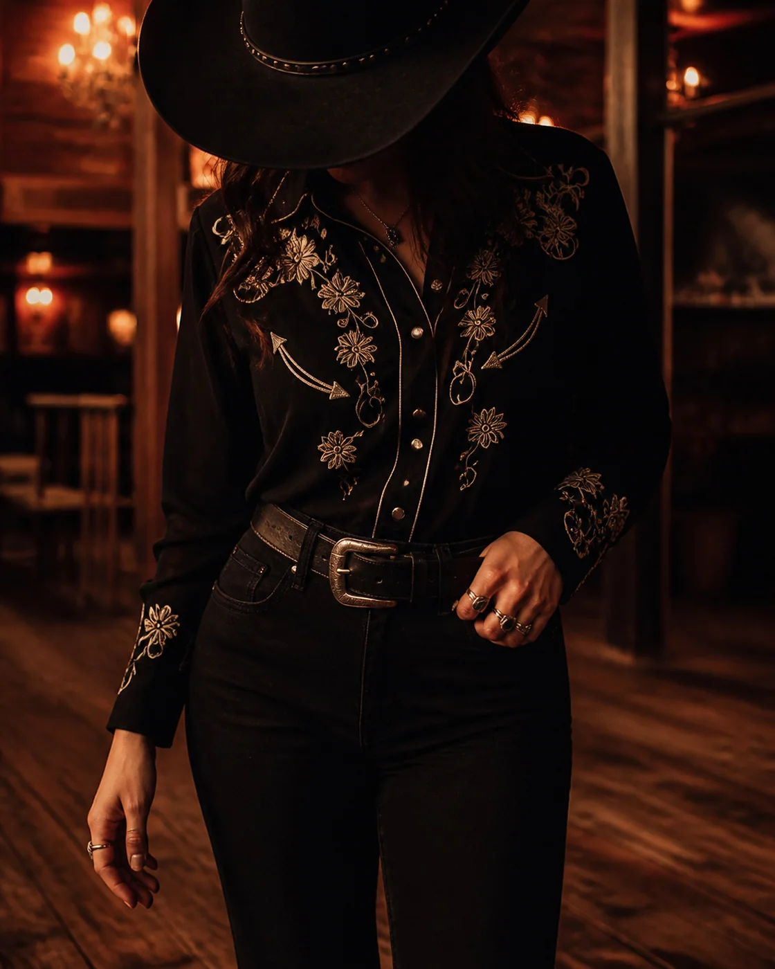 Μαύρο κεντημένο western πουκάμισο και cowboy καπέλο σε βραδινό rodeo σκηνικό